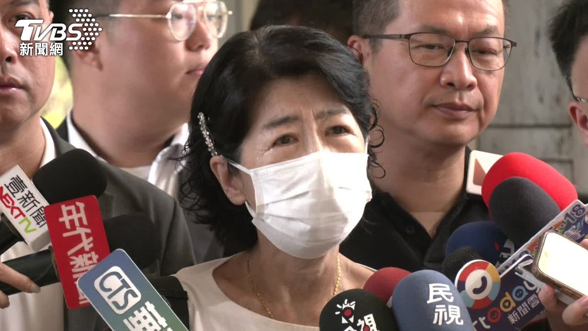 陳佩琪受訪眼眶含淚。(圖/TVBS)