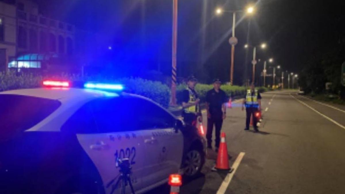 新竹西濱囂張飆車族,遮牌燒胎、街頭狂飆。(圖/警方提供)