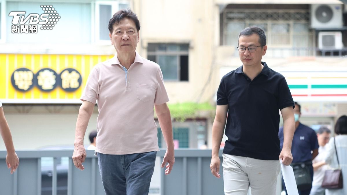 趙少康今日一早在羅智強陪同下,現身北市大安國中投票。(圖/張哲鳴攝)