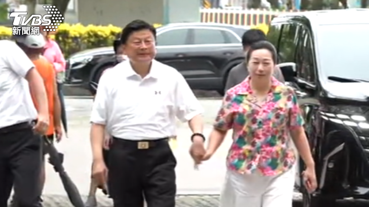 傅崐萁夫婦牽手投票喊話「渴望平靜」 捐款爭議槓童子賢避談