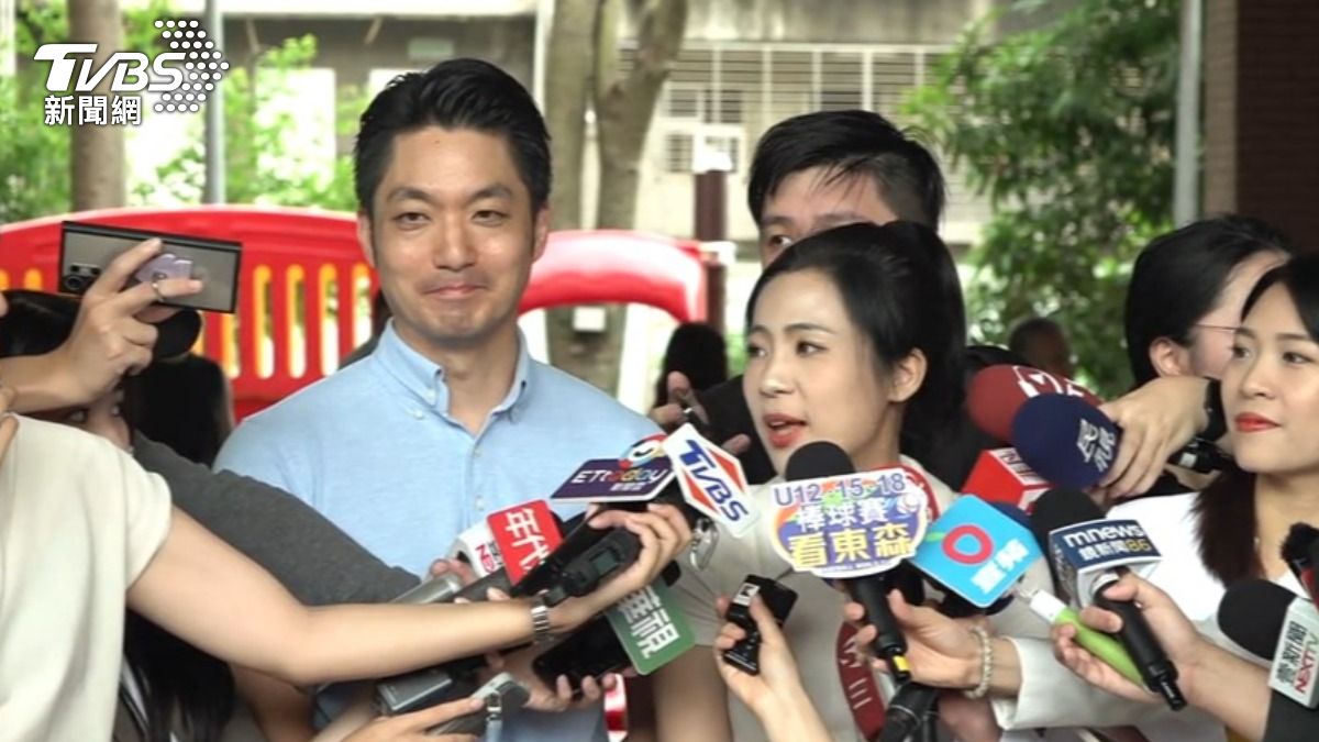 北市長蔣萬安擔任藍營台北隊母雞的角色,趕場到各個選區陪同藍委一起到投票所。(圖/TVBS)