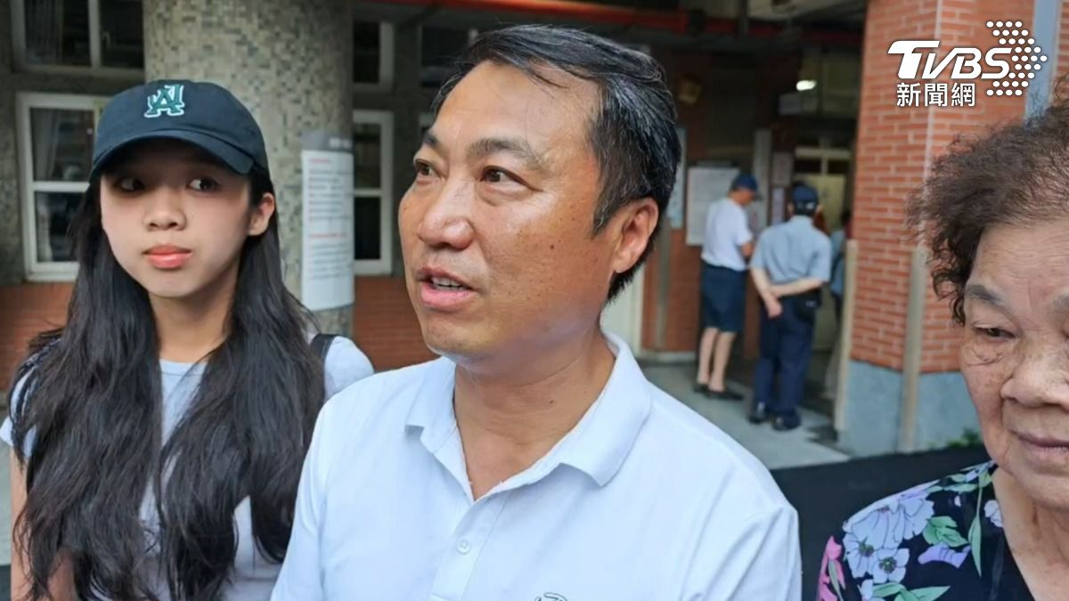 涂權吉由母親、愛女陪同投票。(圖/TVBS)