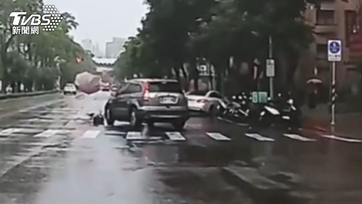 雨天沒看見?行人斜走斑馬線 遭右轉車撞