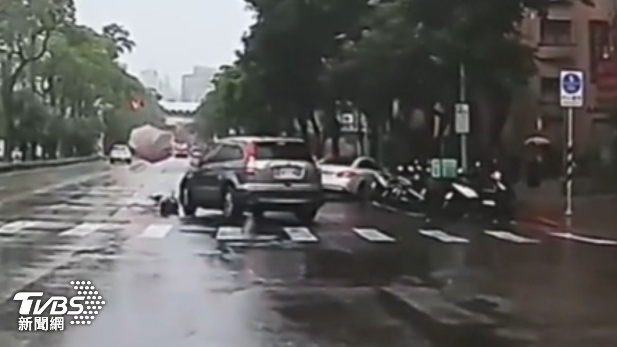 行人過斑馬線　遭右轉車輛撞上。（圖／民眾提供）