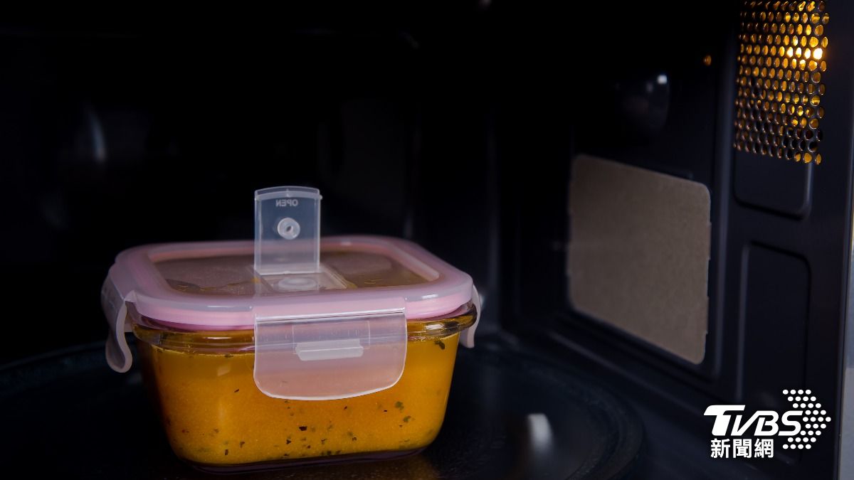 熱點可能會殘留在微波爐加熱的醬汁表面之下,當這些熱點爆裂時,醬汁可能會四處飛濺。(示意圖/達志影像shutterstock)