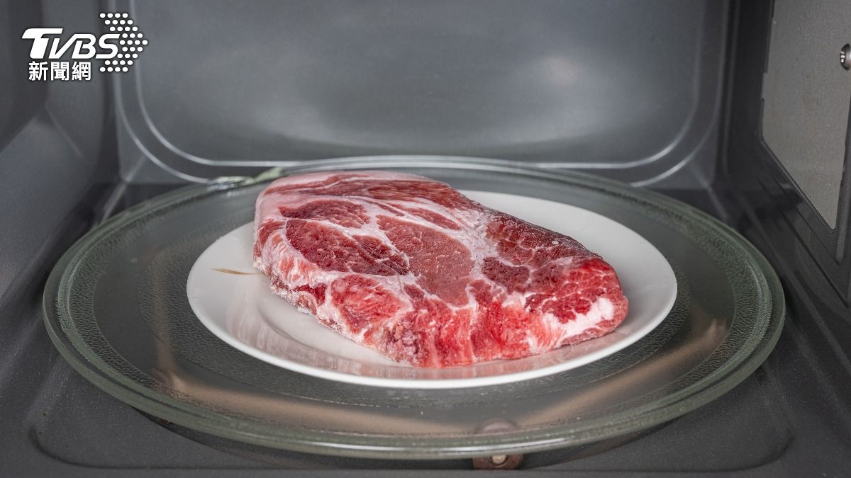 微波爐加熱食物的均勻性不如傳統烤箱,因此生肉不適合拿來微波。(示意圖/達志影像shutterstock)