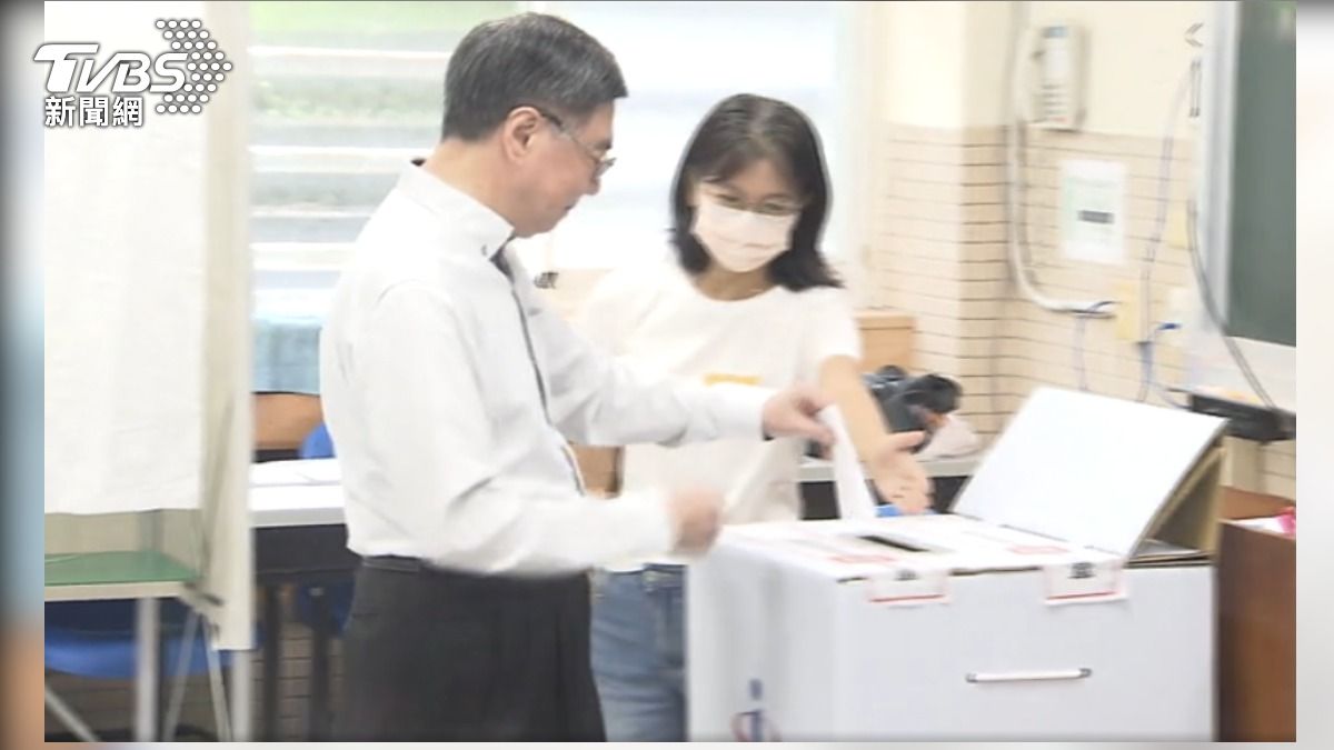行政院長卓榮泰現身投票。（圖／TVBS）