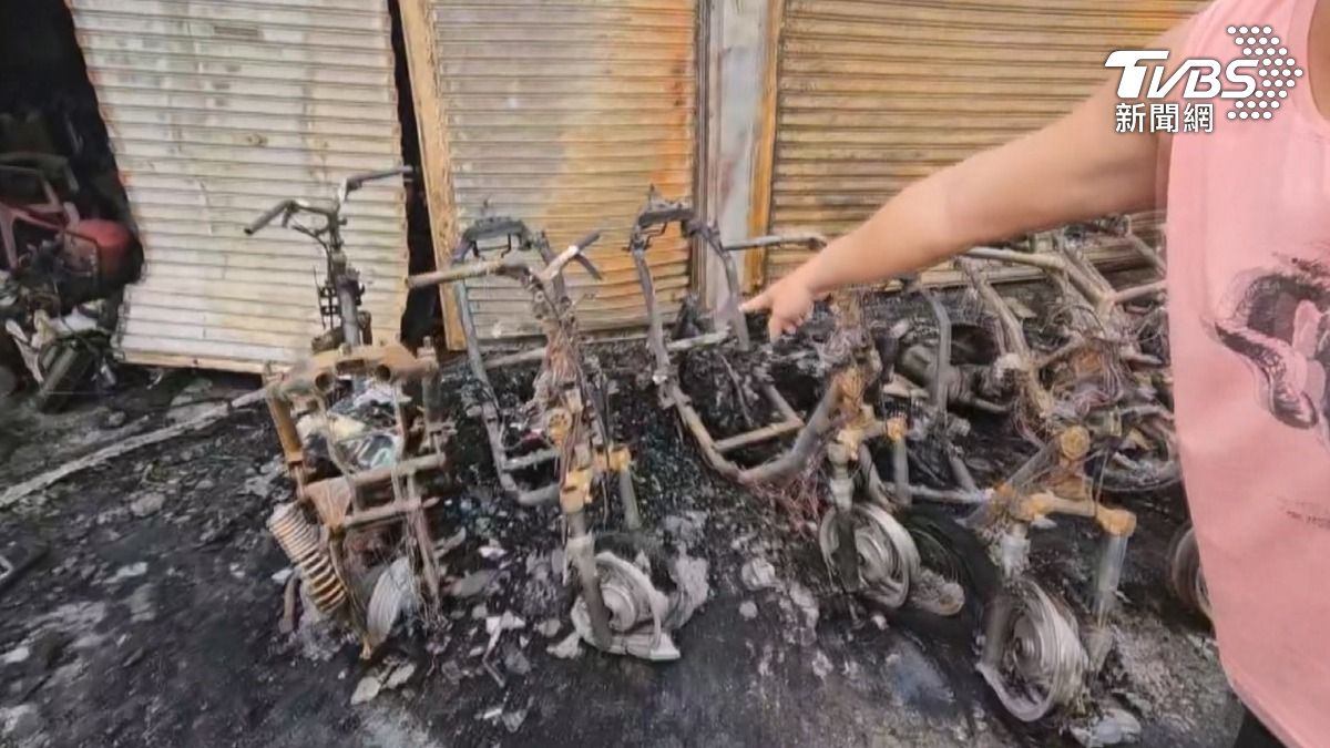 小琉球電動機車租車行，火災隔天依然滿目瘡痍，每一部電動機車都燒到只剩骨架。（圖／TVBS）