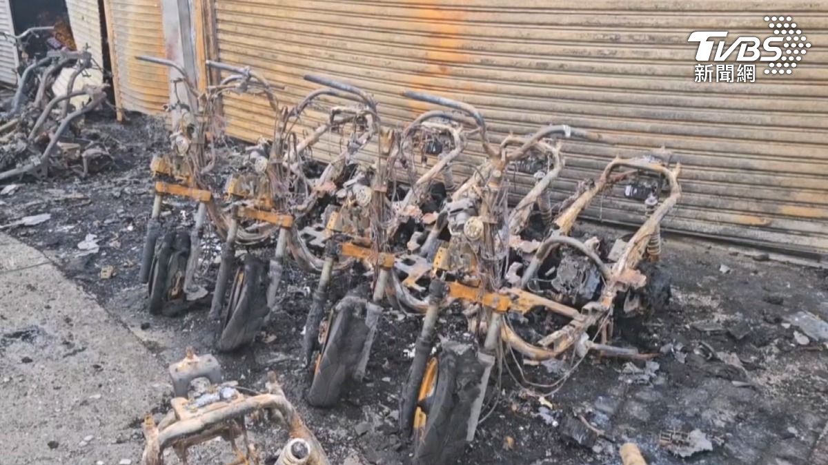 小琉球電動機車租車行，火災隔天依然滿目瘡痍，每一部電動機車都燒到只剩骨架。（圖／TVBS）