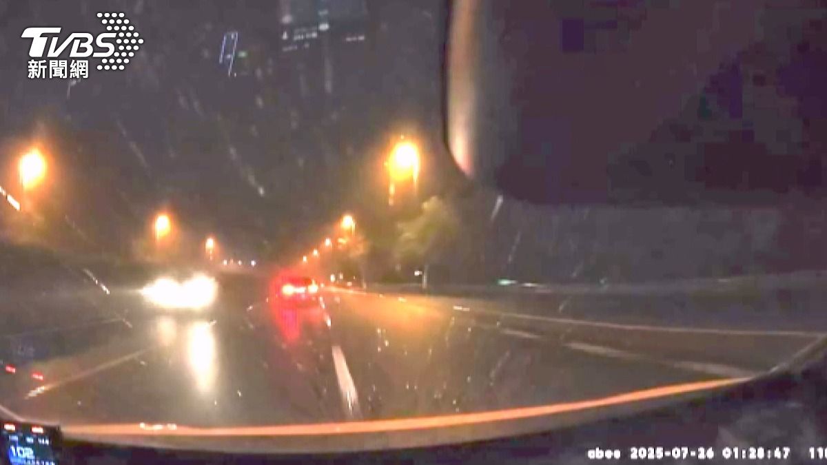 休旅車逆向狂飆,時速破百撞擊「車頭全毀」。(圖/民眾提供)
