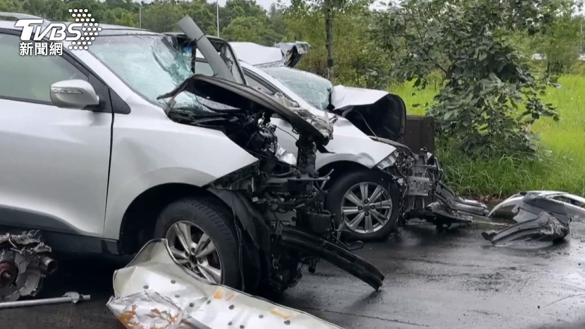 逆向車如炸彈爆炸!高速對撞車頭全毀。(圖/TVBS)