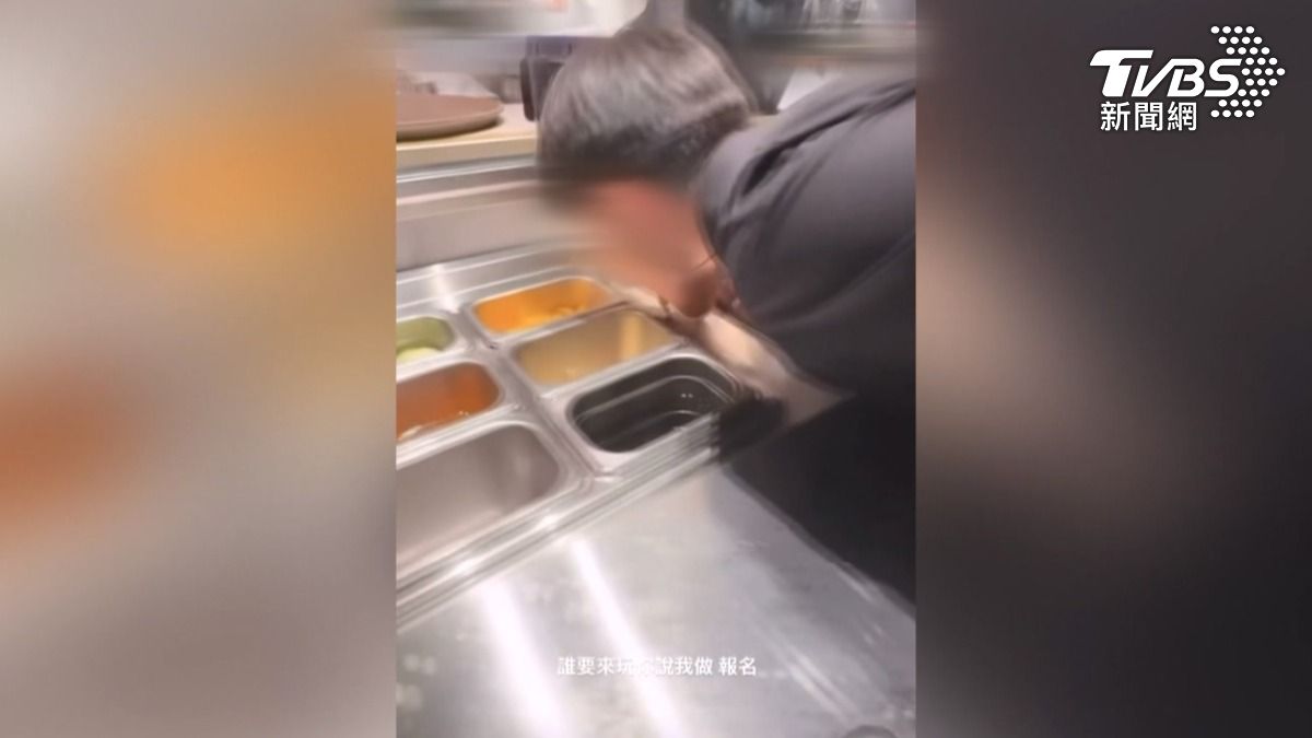 全台有26分店的義式連鎖餐廳，日前竟然有員工舔完抹布又舔餐檯，還把影片PO上網。（圖／翻攝網路）