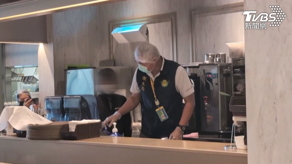 全台有26分店的義式連鎖餐廳，日前竟然有員工舔完抹布又舔餐檯，消息傳出，高雄市衛生局火速上門稽查。（圖／翻攝網路）
