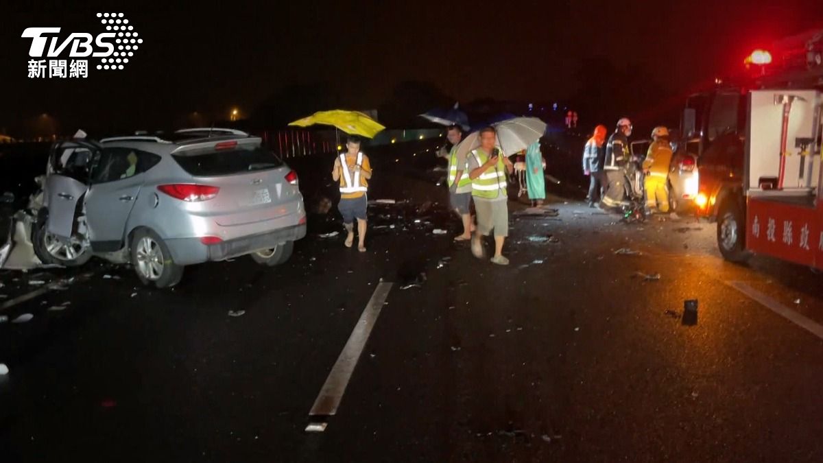 國道3號逆向車禍！61歲男拋飛亡 ，對撞轎車。(圖／TVBS)