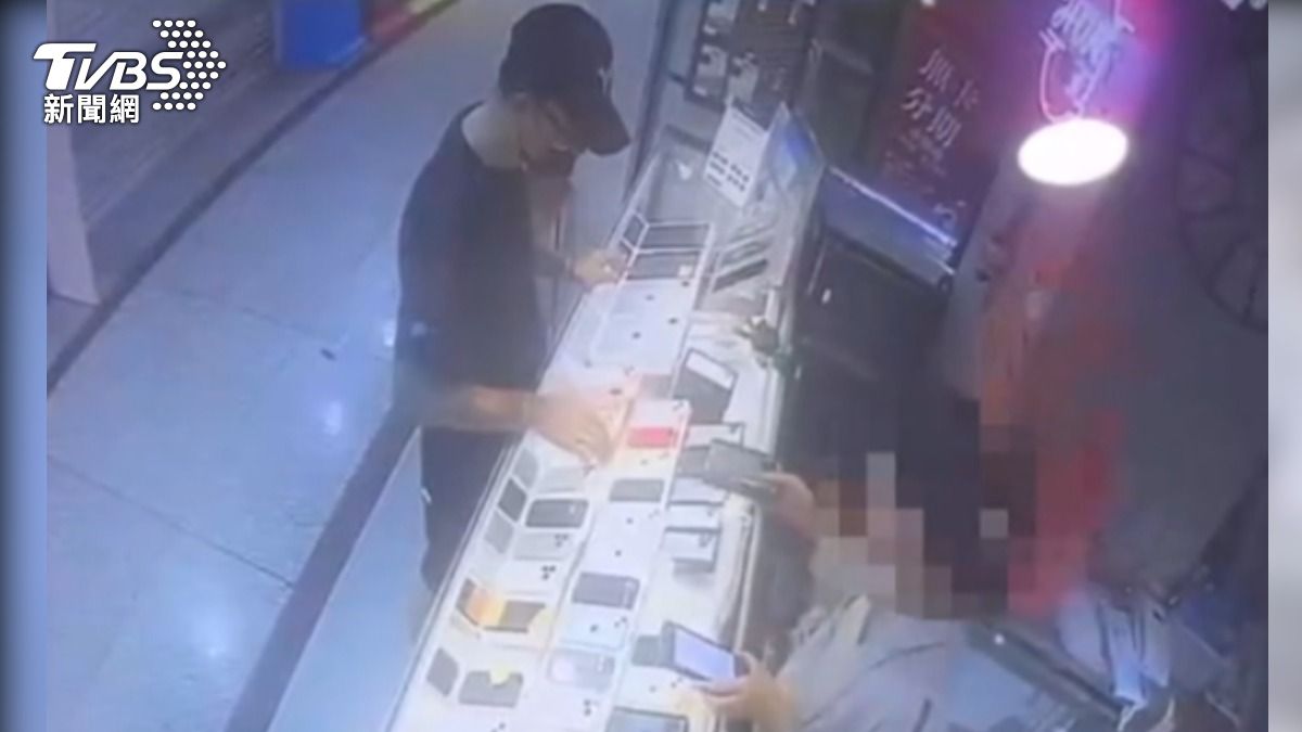 嫌犯假裝挑手機　趁店員不注意搶走iPhone 13 pro。（圖／店家提供）