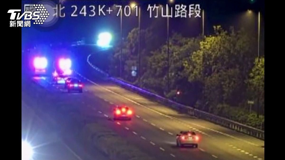 逆向駛入國道3號南下車道！警設兩處攔截點，兩車對撞雙亡。(圖／TVBS)