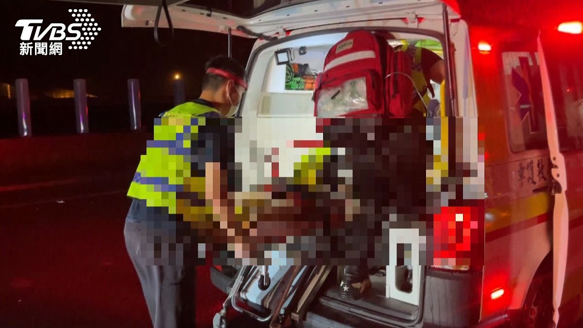 駕駛拋飛車外當場死亡，警設攔截點仍釀2死。(圖／TVBS)