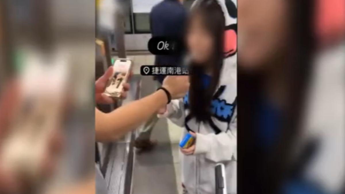 年輕男女在北捷抽菸還自拍PO網，引眾怒「真的低能」。 （圖／畫面翻攝threads）