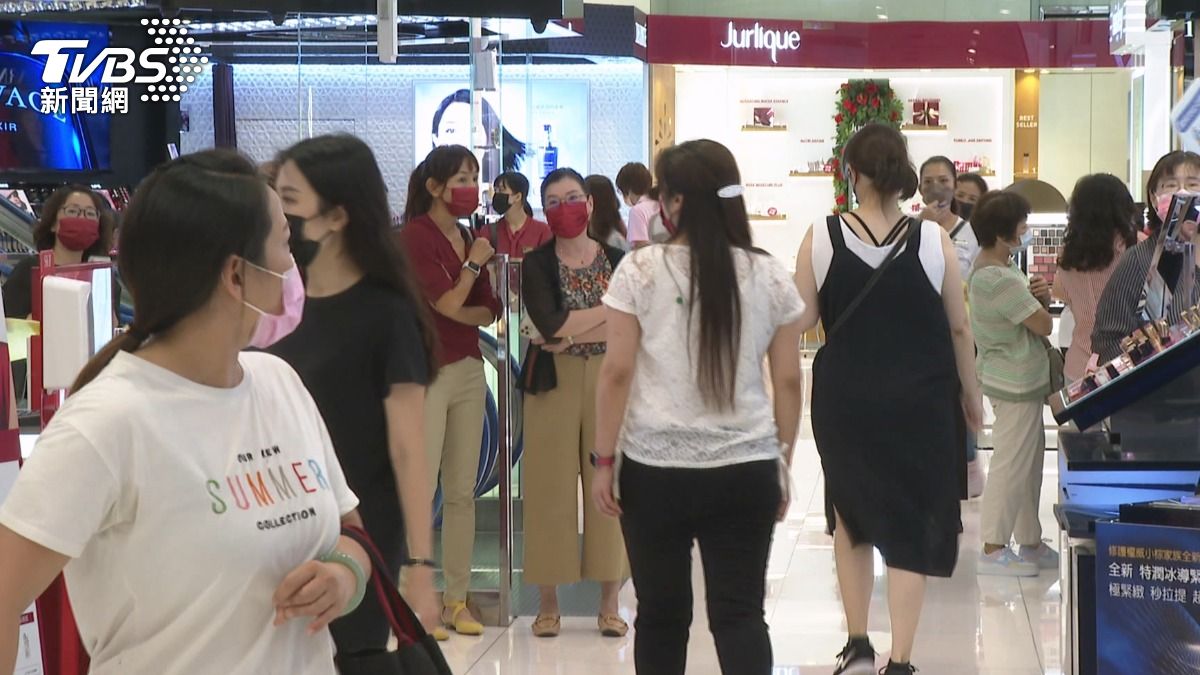 背心換尺寸「補200元」成富翁!台中百貨首開千萬發票大獎。(圖/TVBS)