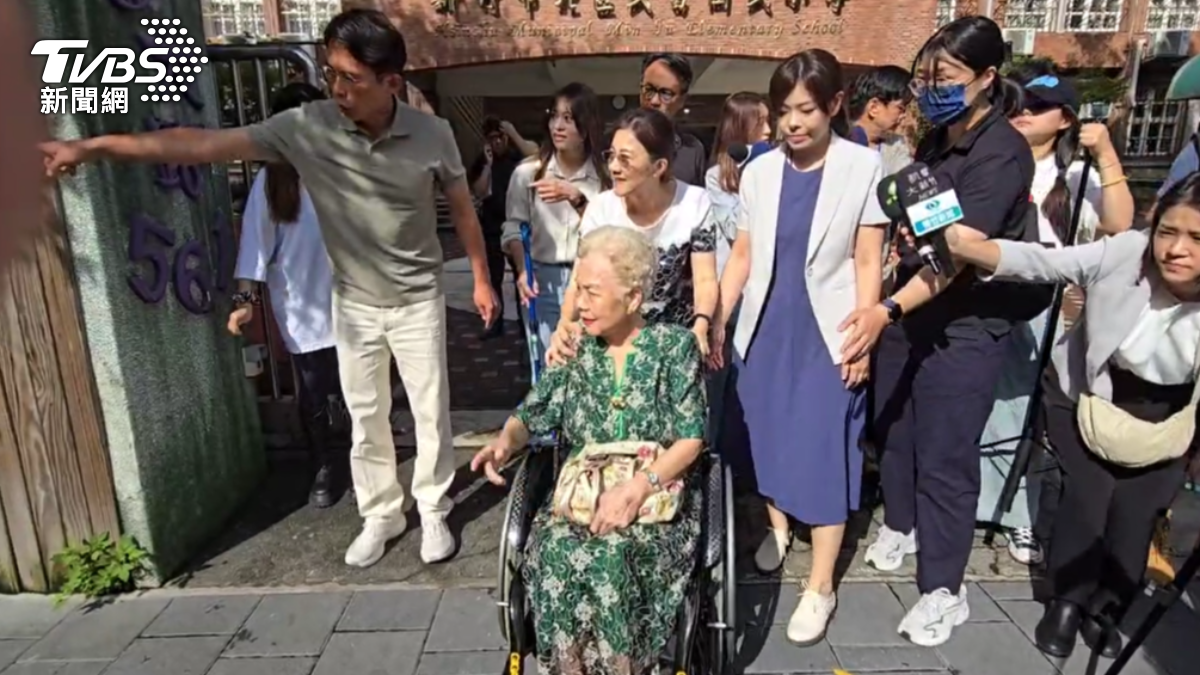 柯文哲母親坐輪椅投票。(圖/TVBS)