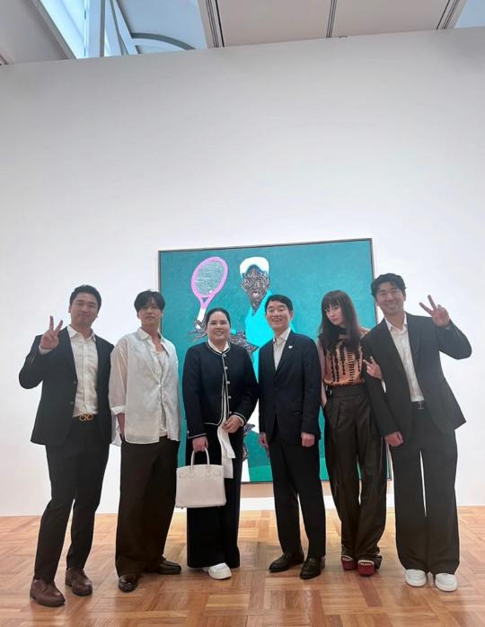 朴仁妃(左三)分享跟元斌(左二)、李奈映(右二)等朋友的旅遊照。(圖/翻攝自朴仁妃IG)