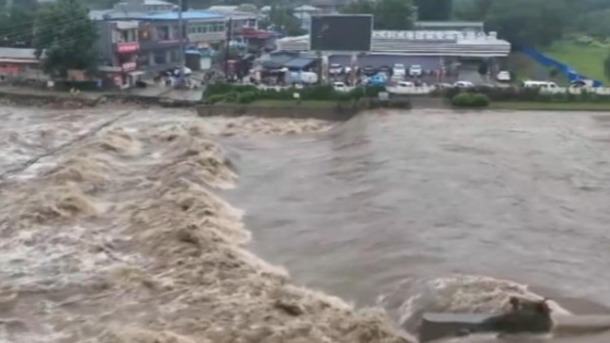 河北易縣近日遭暴雨襲擊,24小時降雨量達448.7毫米,橋樑整段被山洪沖毀,消失在濁水中。(圖/央視)