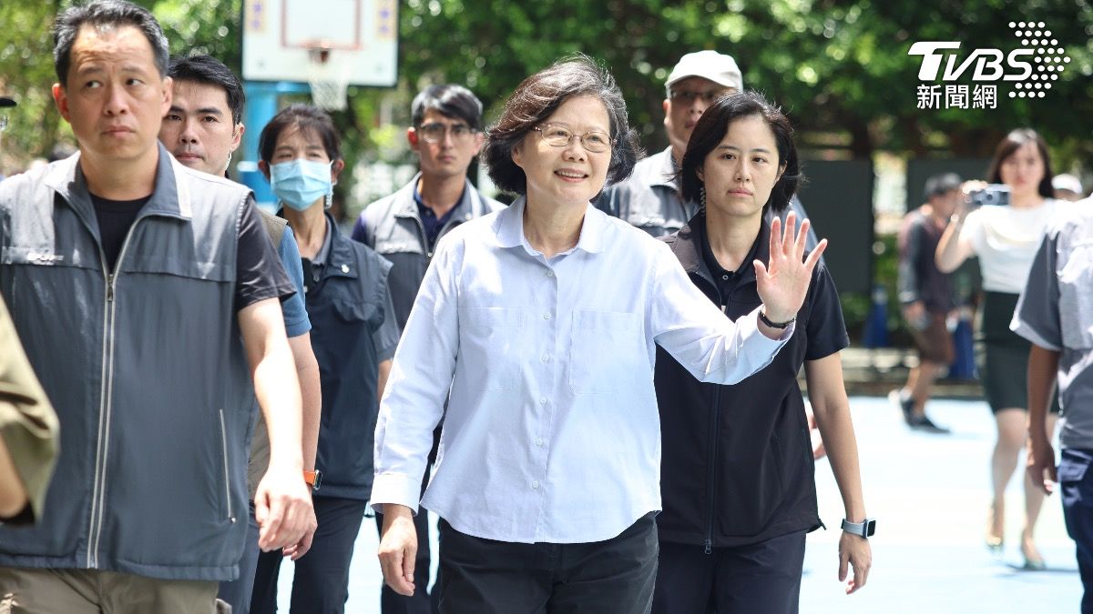 蔡英文投票了!著藍襯衫低調現身 民眾高呼「總統好」