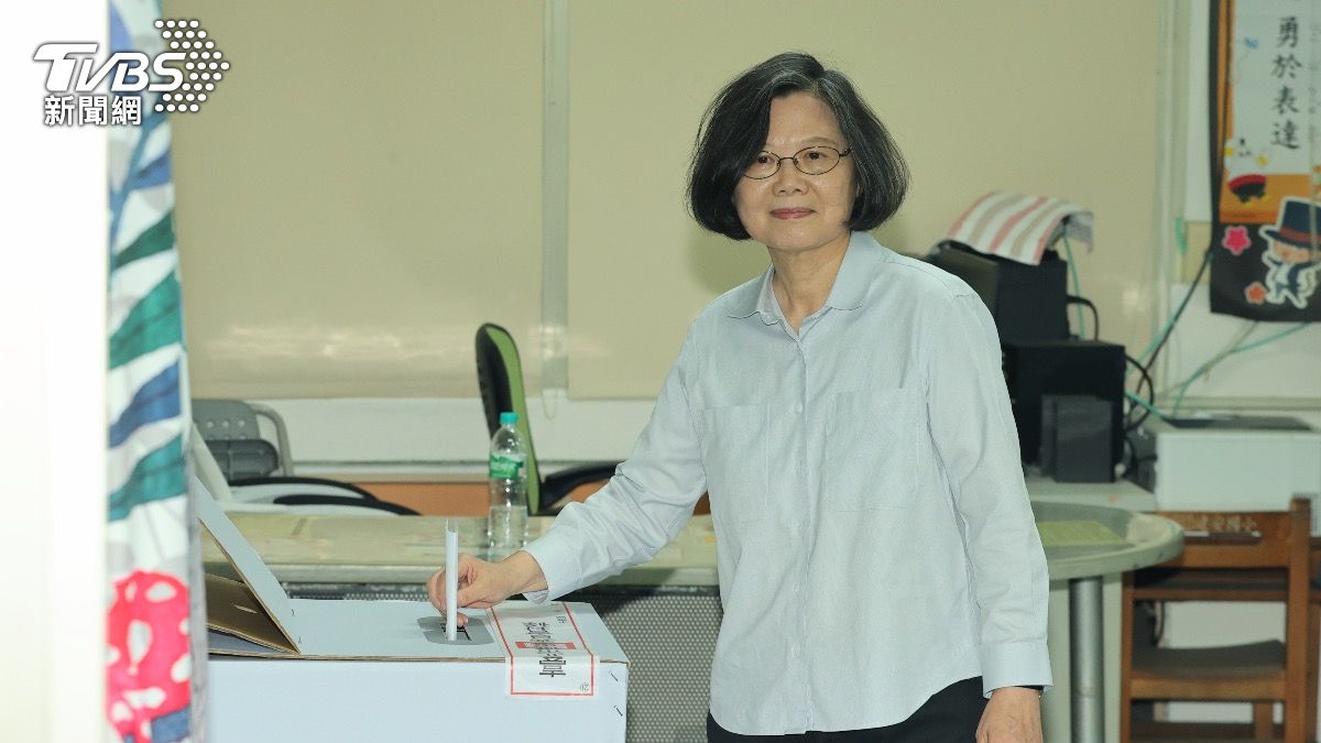 蔡英文進入投票所投票。(圖/張哲鳴攝)