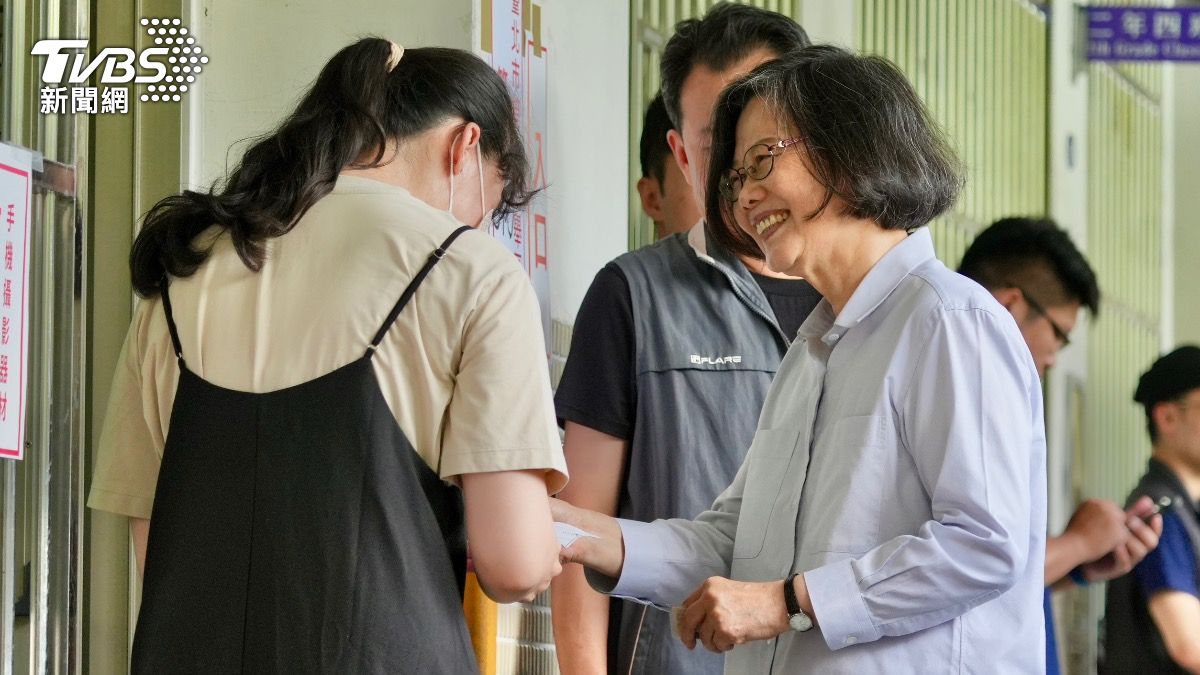 蔡英文進入投票所前秀出手上的投票單。(圖/張哲鳴攝)