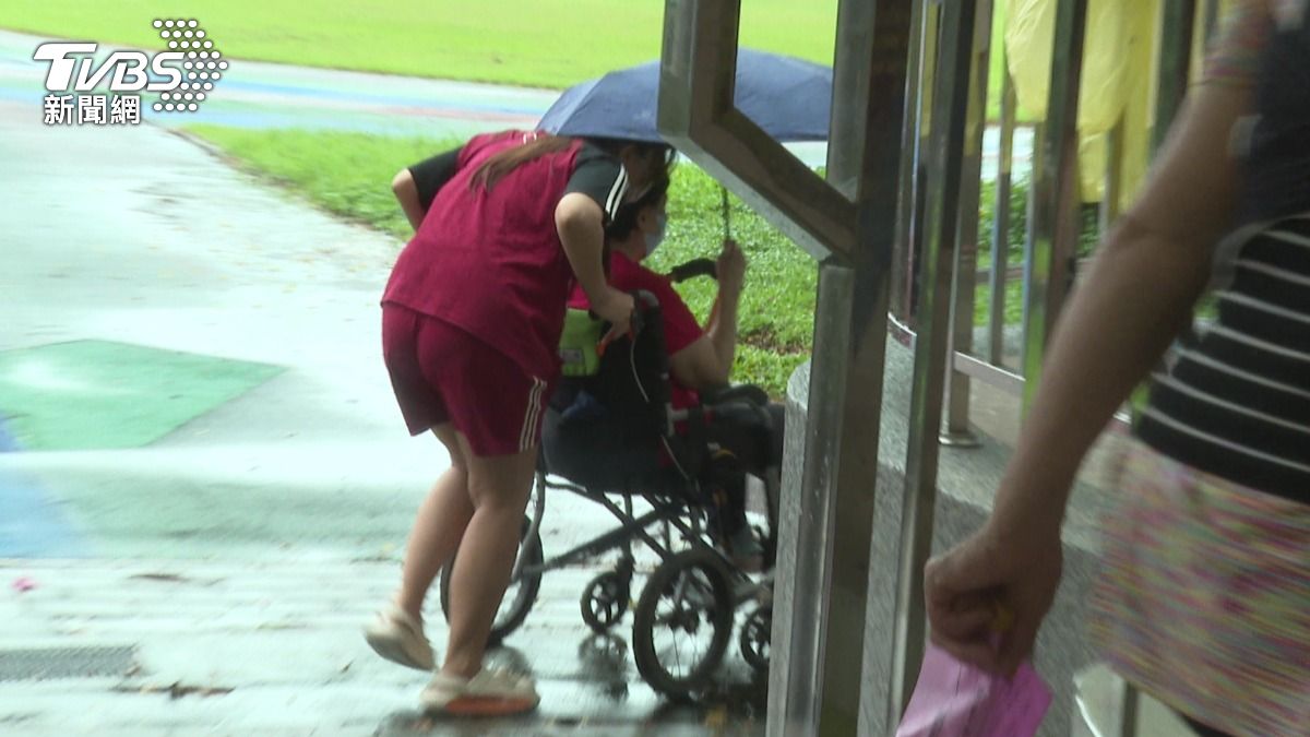 726罷免投票台中市上午下雨 看護淋雨推輪椅嬤投票