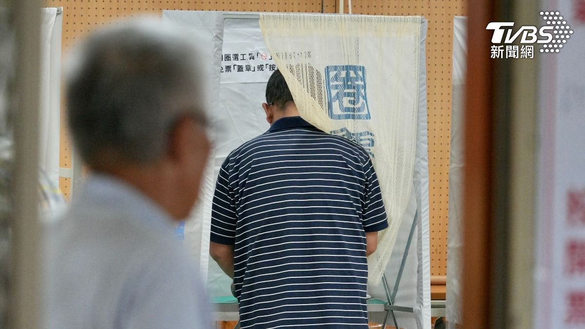 揮別連日陰雨,台北市今日放晴、出太陽,天氣相當不錯,各投開票所一早湧入不少人排隊。(圖/區國強攝)