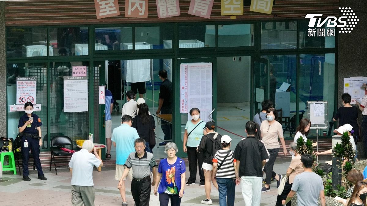 揮別連日陰雨,台北市今日放晴、出太陽,天氣相當不錯,各投開票所一早湧入不少人排隊。(圖/區國強攝)