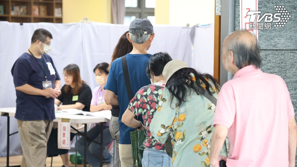 揮別連日陰雨,台北市今日放晴、出太陽,天氣相當不錯,各投開票所一早湧入不少人排隊。(圖/區國強攝)