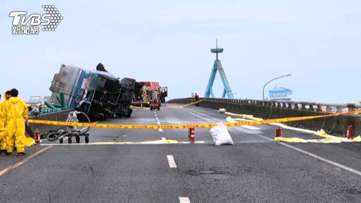 台61線嘉義路段槽車事故，駕駛輕傷，封閉雙向車道。（圖／TVBS）