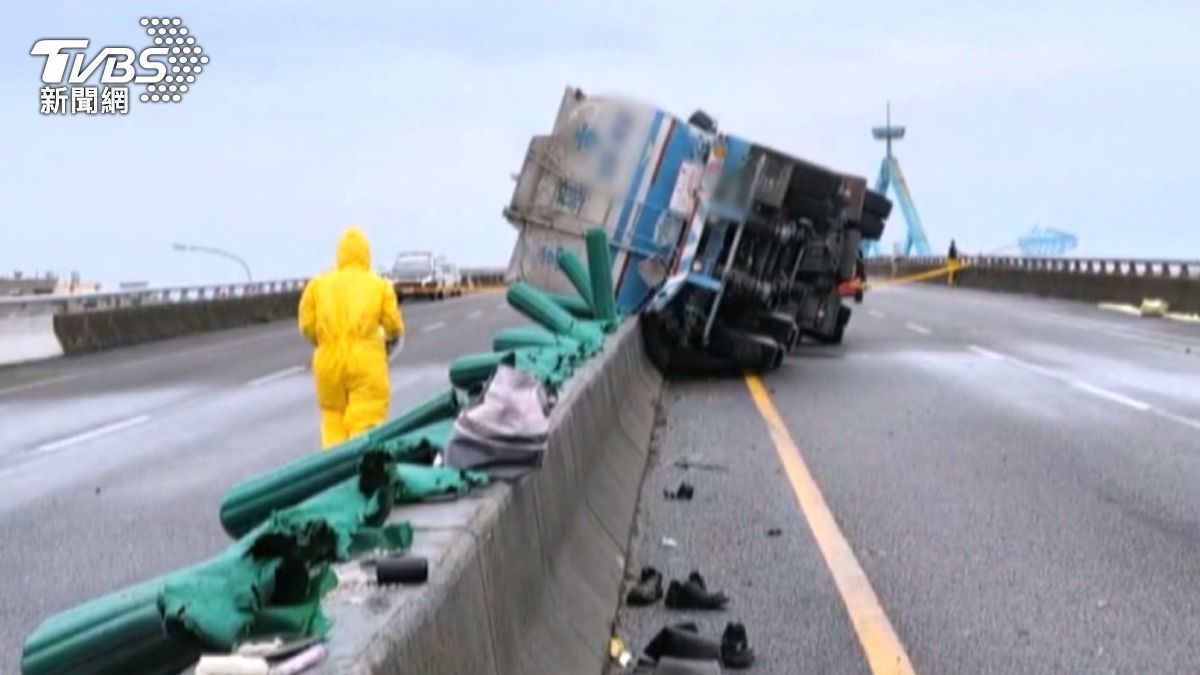 化學槽車側翻，現場有易燃物質「四丁二醇」洩漏。（圖／TVBS）