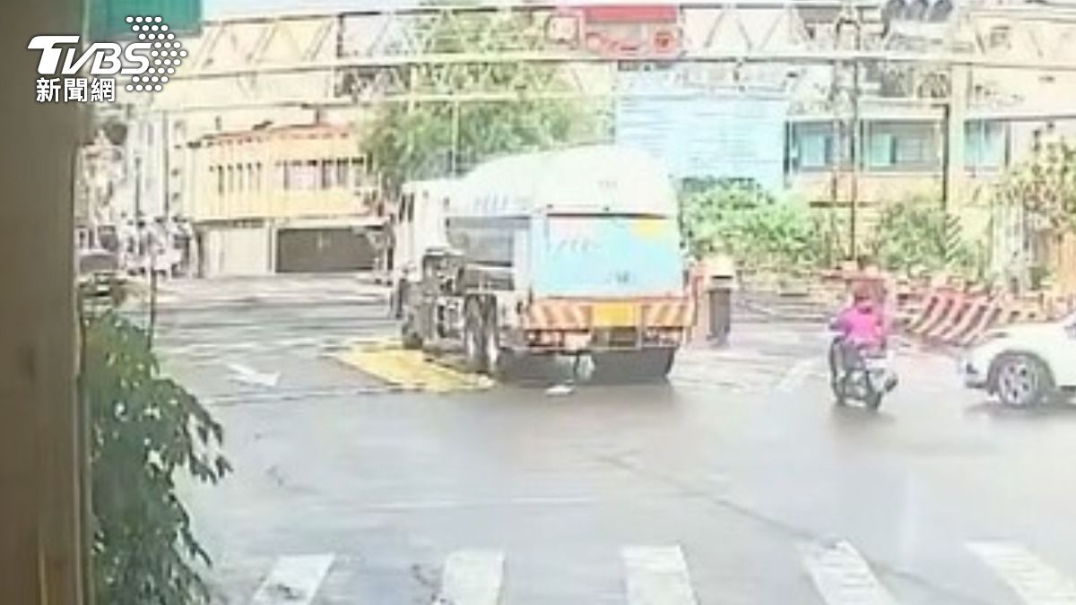 油罐車平交道搶快,遭遮斷桿卡住。(圖/TVBS)