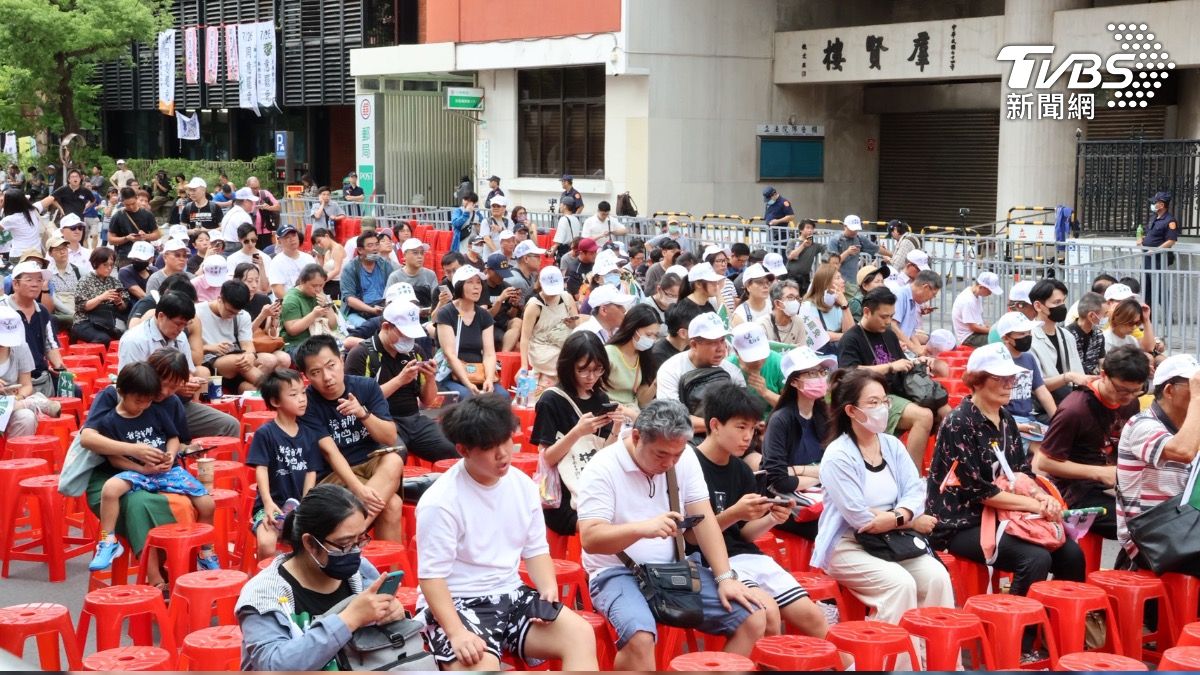 罷團開票夜最新畫面曝!現場紅椅坐不滿氣氛凝重 民眾緊盯票數