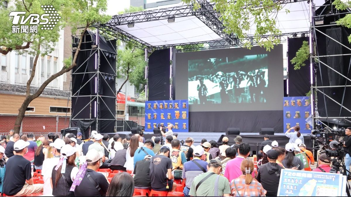 民眾漸漸湧入濟南路開票會場。（圖／潘袁詩羽攝）