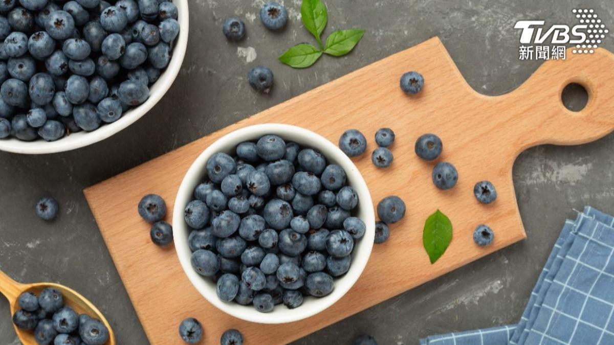 藍莓含有大量抗氧化成分和維生素C，能促進膠原蛋白生成、幫助鐵吸收，進一步強化髮根。（示意圖／shutterstock達志影像）