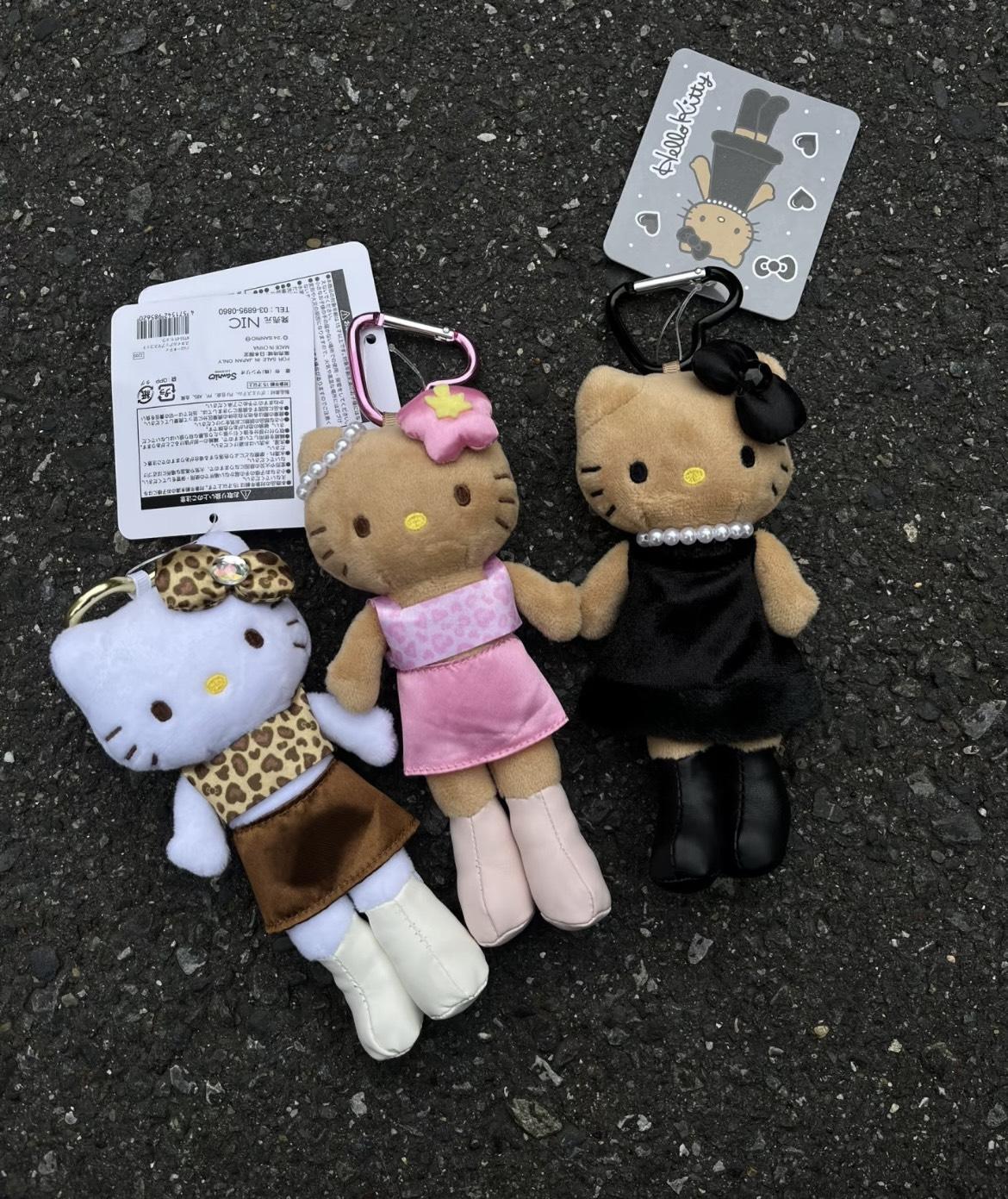 這系列 Hello Kitty 大玩辣妹風格，愛心釦環搭配豹紋洋裝、珍珠項鍊。（圖／翻攝自小紅書）