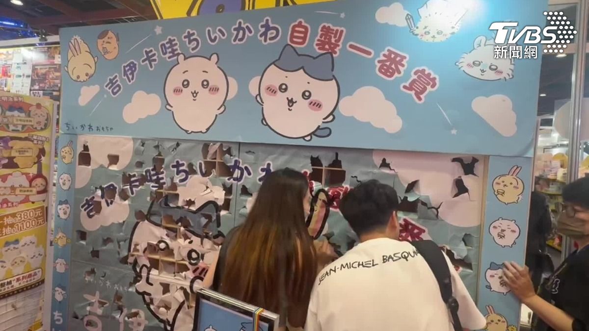卡哇周邊民眾瘋搶。（圖／TVBS）