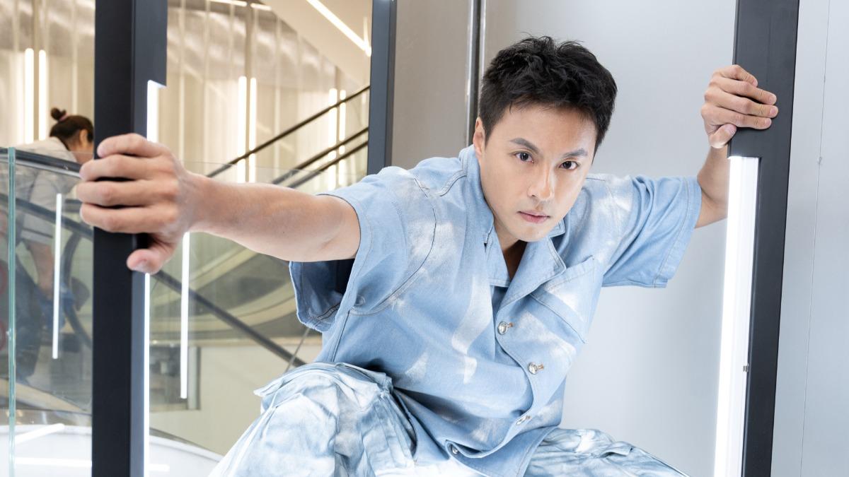 男星「線上教英文」曝近況!爆被要求脫衣看身體 上課一半傻眼