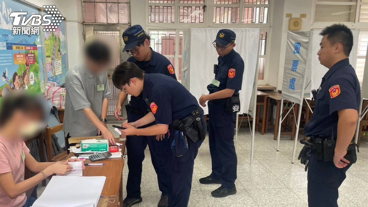 警方獲報到場後，確認李男已違反《公職人員選舉罷免法》。（圖／TVBS）