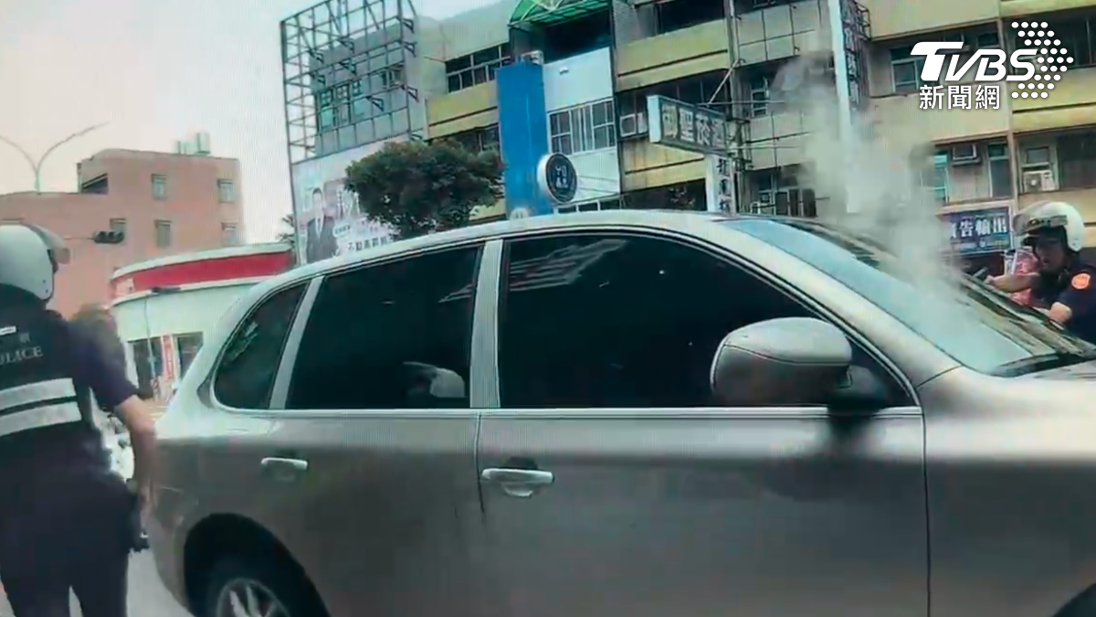 警方發現嫌疑車蹤跡,立即上前追捕。(圖/TVBS)
