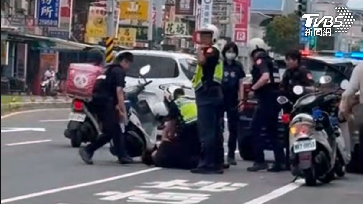 警方當場逮補2名嫌犯。(圖/TVBS)