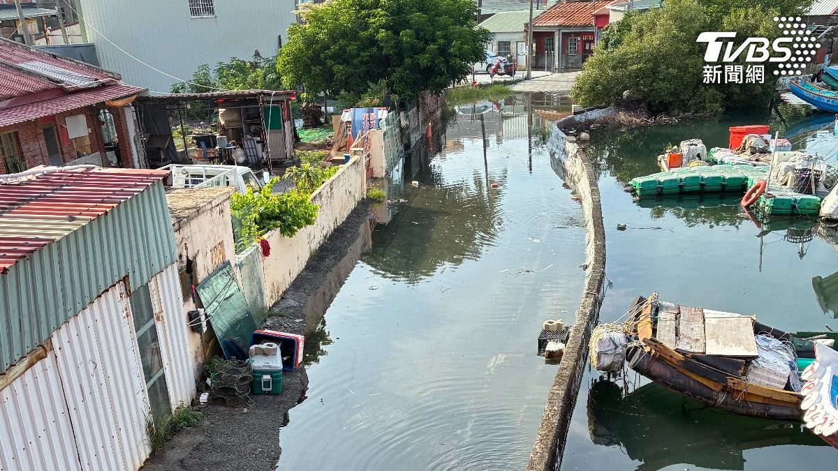 屏東東港海水倒灌讓道路彷彿變成第二個港口,住戶們站在門口看傻眼(圖/TVBS)