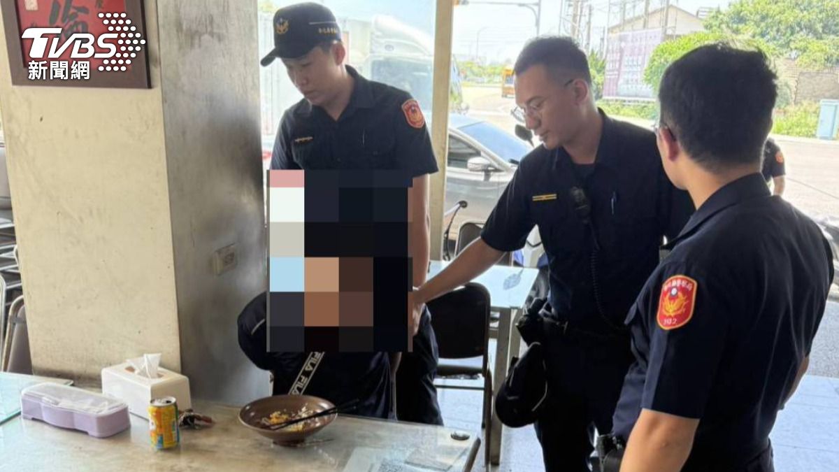 警抓偷車賊衝進自助餐店 他爌肉飯吃一半被逮