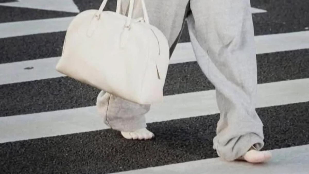 腳趾互不侵犯,韓國女團成員Jennie掀起「五趾鞋」風潮。(圖/翻攝網路)