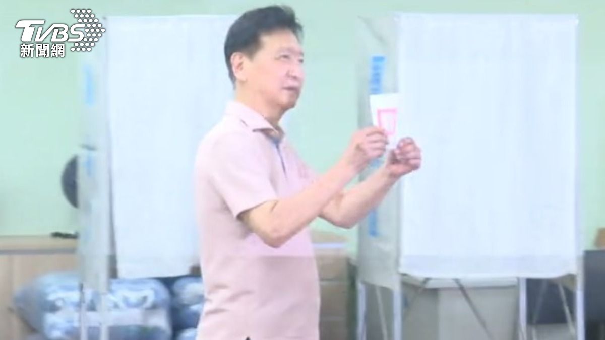 前中廣董事長趙少康在投票時當場翻選票,疑似「亮票」觸法。(圖/TVBS)