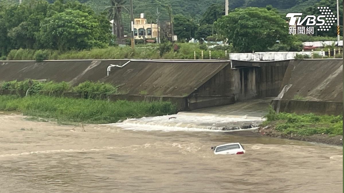 3人連車墜5米深溪床,幸運山區降雨積水緩衝(圖/TVBS)